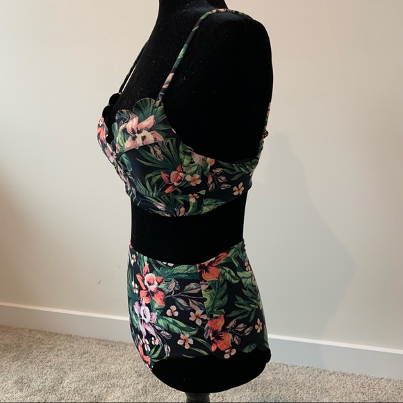 Tropical Print, Scallop Cut Pinup Bikini Top and High Waist Bottoms - Picture 8 of 9
